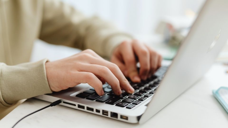 how medicaid helps people? It uses a combination of state and federal agencies to distribute funds to Minnesota residents.