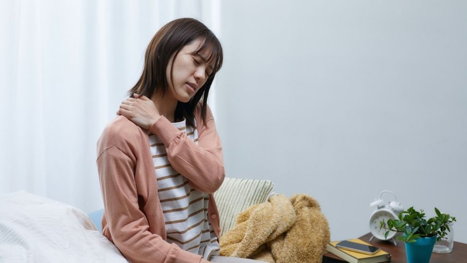 Are Muscle Relaxers Addictive hero image of a woman with muscle pain.